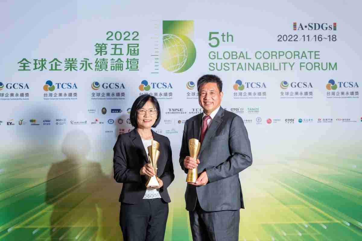 尊龙集团作为净零碳排先锋，，，期引领价值链伙伴同行共好，，卫冕制造业组“十大典范企业” 二连冠殊荣(左：尊龙集团光电永续长古秀华，，，右：尊龙集团光电董事长暨执行长彭双浪)