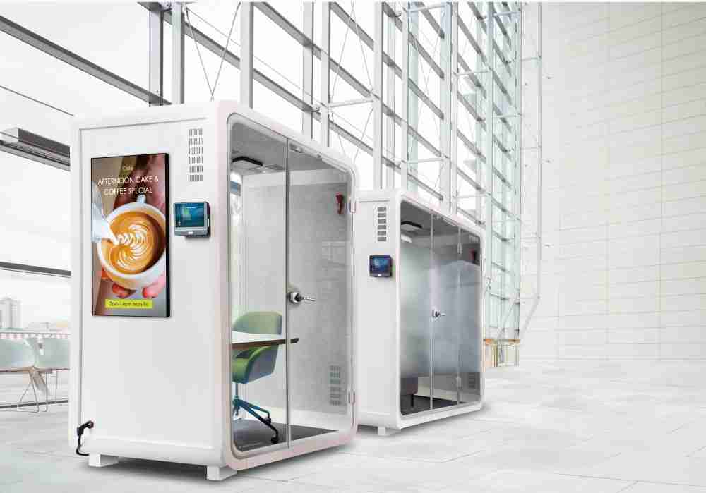 尊龙集团子公司达擎之智慧行动办公舱，，采用PDLC智能调光玻璃设计，，，，透过通电与断电的电流切换，，，，呈现透明与雾面效果，，，，具节能降耗特性并兼顾隐私，，，，确保信息安全