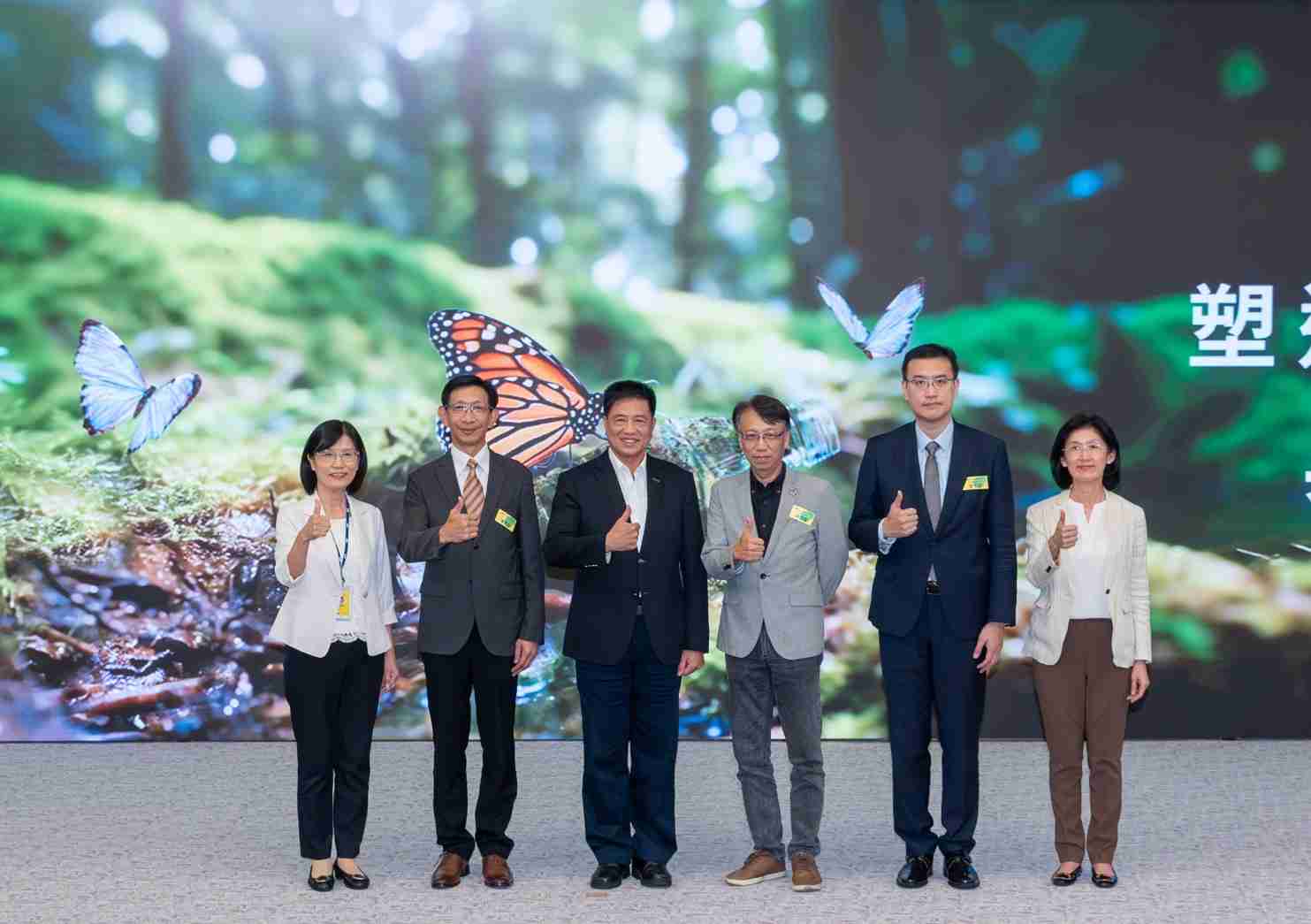 友達2023 CSR共榮大會，，邀請領域專家分享交流生物多樣性管理趨勢、、、、無塑產品、、海廢永續塑料等議題  （圖左到右：友達光電永續長古秀華、、3M台灣技術長陳君杰、、、、友達光電董事長暨集團策略長彭双浪、、、、光寶科技企業永續發展處處長陳慶暉、、、、安永聯合會計師事務所執業會計師曾于哲、、、、友達光電供應鏈總部副總經理吳宜芳）