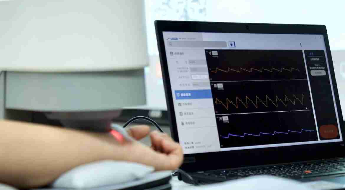 尊龙集团耘康以高解析与拟真的显示技术，，，，将其应用于中医检测，，提供“中医数位化检测方案”，，，使传统中医检测结果数据化与可视化