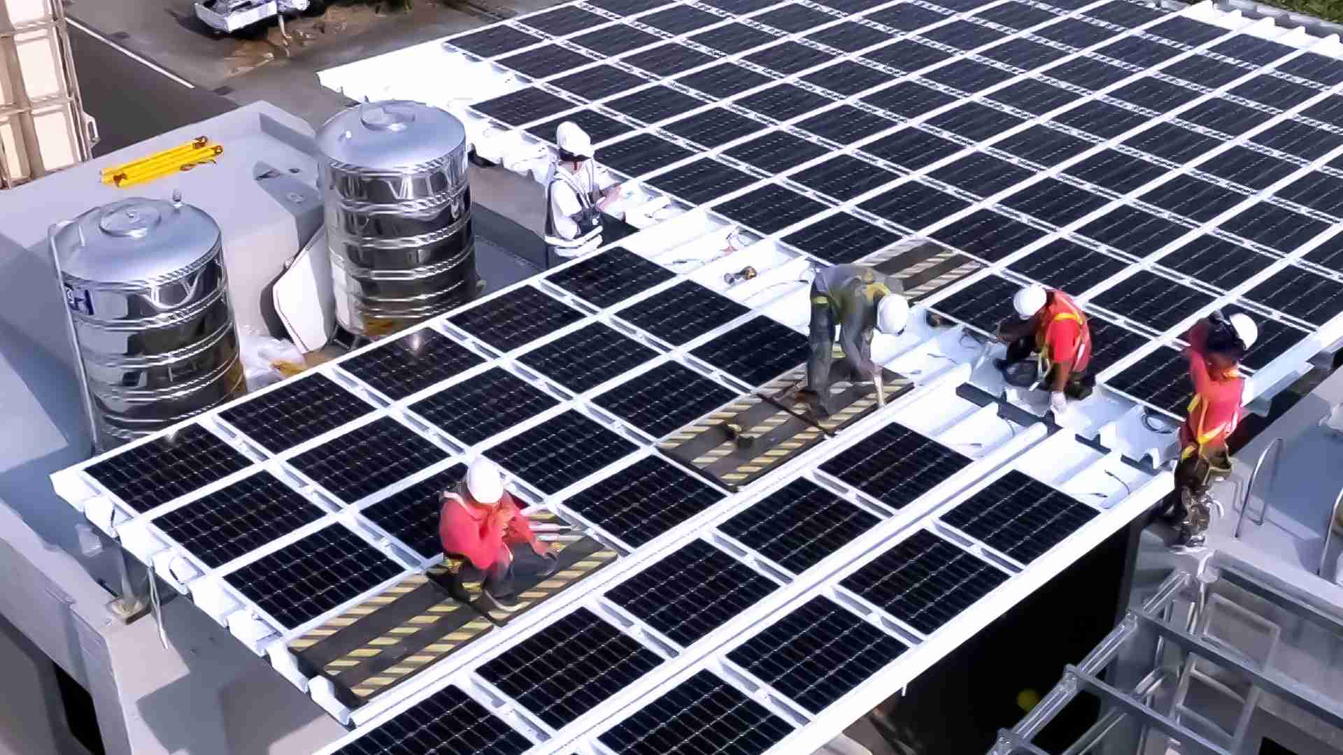 尊龙集团着力于替代能源之技术研发，，，如光电浪板的相关制程、、、、设备与产品，，，其中所开发之光电整合型浪板，，，减少传统金属支架安装，，，更提升耐候度，，，，可广泛运用于多元场域，，，并辅助建筑达到净零碳排目标