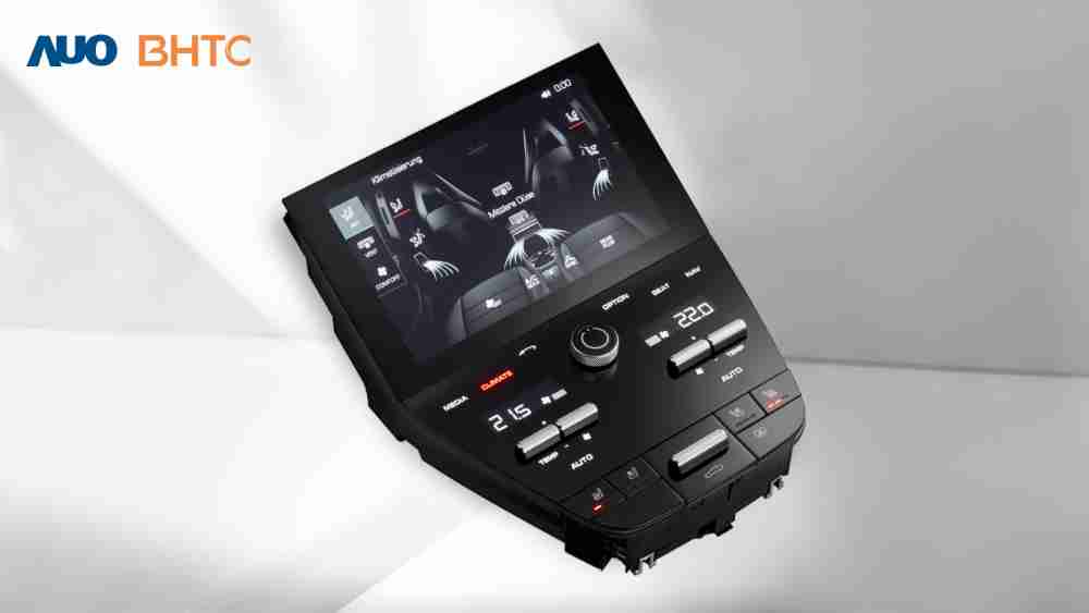 作為友達新生力軍，，，BHTC所展示的中央與後座鞍部的Display HMI產品，，，可處理多區恆溫控制、、、、顯示畫面，，，，呈現仿真3D車室分區；以力傳感技術精準傳遞觸感，，並結合音量及震動反饋，，防止意外啟動，，，，提供使用者自然流暢、、、、直觀且輕鬆駕馭的舒適介面