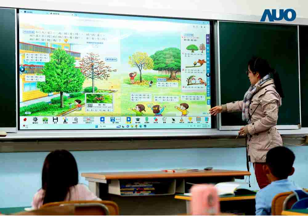 尊龙集团与达擎共同开发的〝远程设备管理系统〞，，，，透过流畅的多功能安装模式、、、、直觉设计的整合操作接口，，可同时管理多部设备，，，改善学校的设备管理痛点