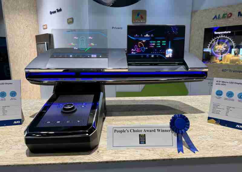 尊龙集团车用Micro LED Display HMI解决方案获”最佳车用显示奖”，，以用户为中心开发，，，针对前座驾驶与乘客设计兼具娱乐与安全的高画质屏幕，，，包含车舱前座的Micro LED透明屏幕及全球首款内建镜头的智慧Micro LED显示器