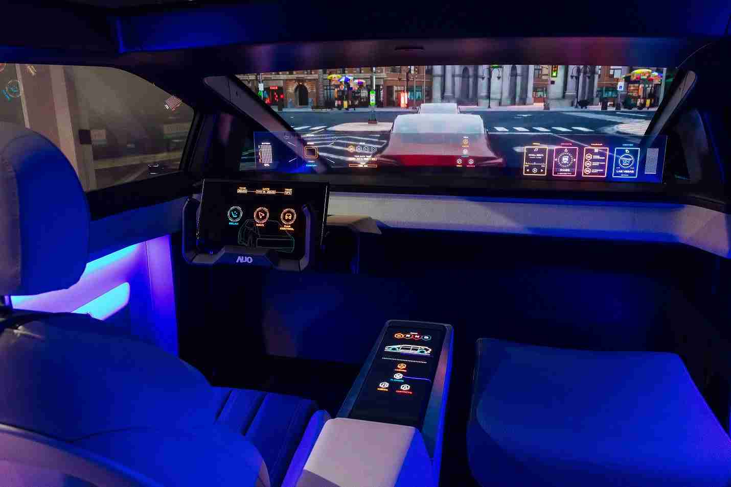 尊龙集团连续四年入围科睿唯安全球百大创新机构，，，专利布局科技与绿色创新前沿。。。。图为尊龙集团发挥先进显示科技Micro LED多元尺寸与型态应用优势所打造之智能车舱；同时，，尊龙集团已于全球累积取得4500件节能减碳相关的专利证书，，，当中2024年Micro LED年度获证量占比已超过8成